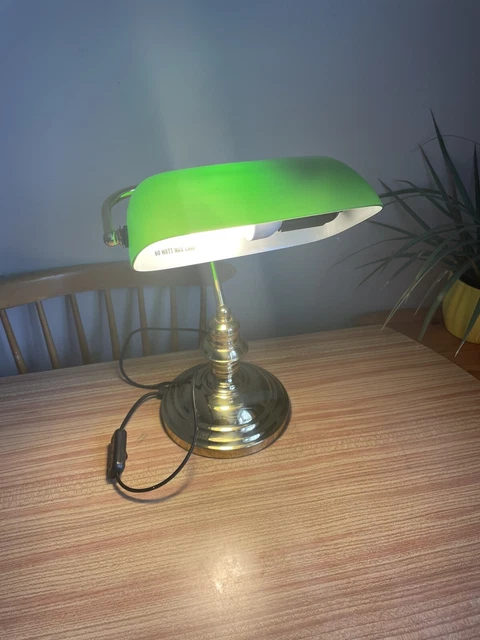 Lámpara de banqueros de escritorio con marco dorado de vidrio verde estilo vintage.
