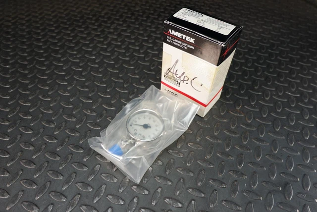 Ametek P1535 Corrosion Resistant Gauge 200 PSI 2" Face 1/4" LMM Connector NEW