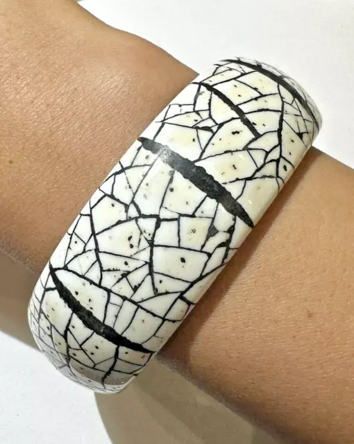 Vintage Grosso Exquisite Crepato Design Bianco Smalto Nero Bracciale Rigido F7