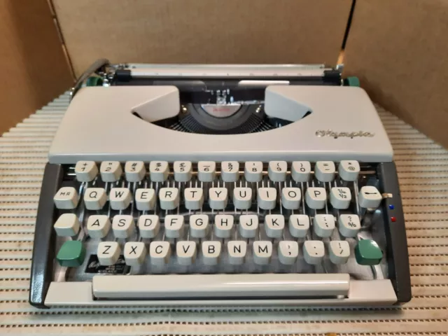 Olympia De Luxe Typewriter