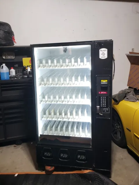 Dixie Narco BevMax DN5591 Glass Front Beverage Vending Machine DN 5591 Pop Soda