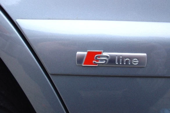 ORIGINAL AUDI S-LINE Letras Logo Emblema A1 S1 Q2 Q3 Q5 Q7 A6 S6 Tt ...