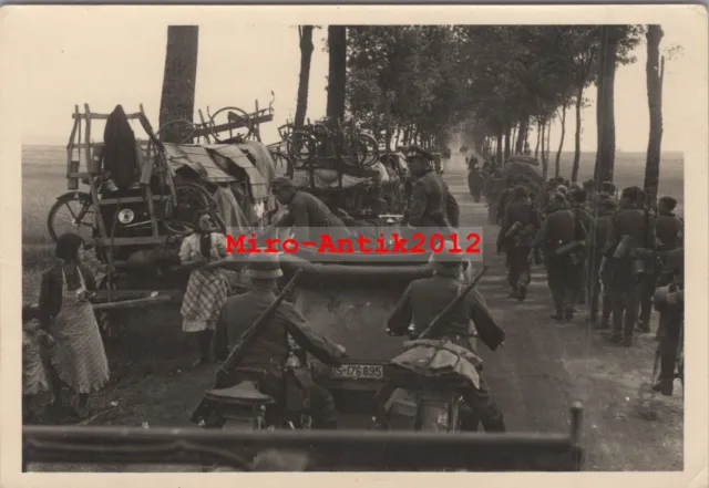 Foto, Wk2, Refugees und deutsche Infanterie, Frankreich 1940 (N)50953