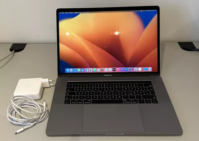 Apple MacBook Pro 15 Retina i7 Touch Bar A1707 metà 2017 16 GB 512 GB 79 cicli di ricarica