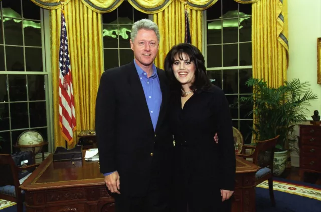 PRESIDENT BILL CLINTON w/ WHITE HOUSE INTERN MONICA LEWINSKY 4X6 PHOTOGRAPH