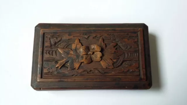 Ancienne petite boîte à timbres en bois sculpté