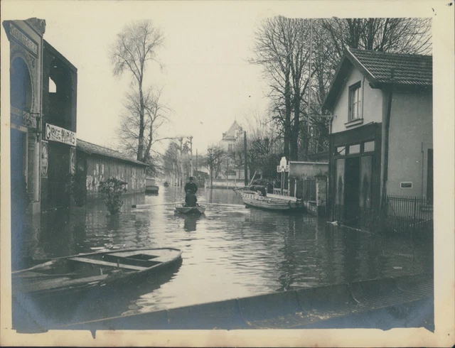 France, Nogent-sur-Marne, Inondation des rues, 1910, Vintage silver print vintag