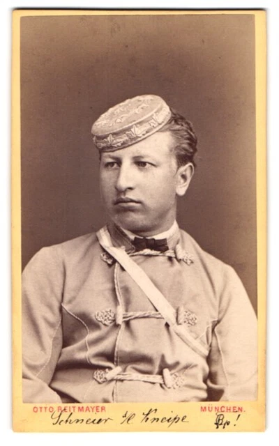 Fotografie Otto Reitmayer, München, Student mit Kappe im seitl. Profil