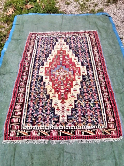 Rare kilim Irakien. Tapis d orient. (162 x 125).Milieu du XXème siècle.