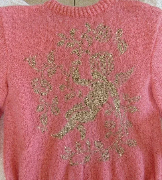 Pull jacquard femme rose, motif ange et fleurs doré. Tricot fait main .neuf.