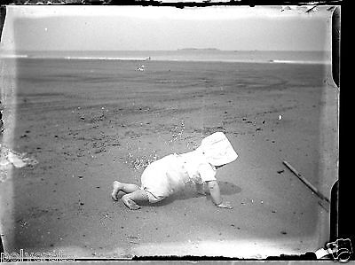 Bébé Enfant à la mer bord eau plage  négatif photo verre photo - an. 1910 20