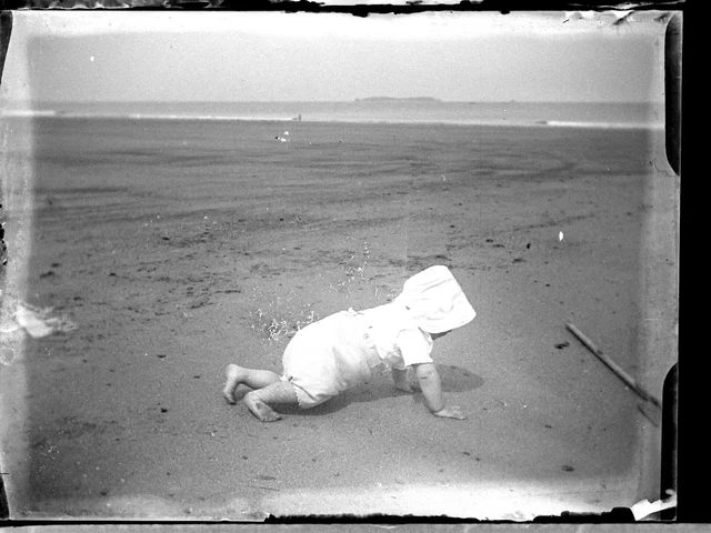 Bébé Enfant à la mer bord eau plage  négatif photo verre photo - an. 1910 20
