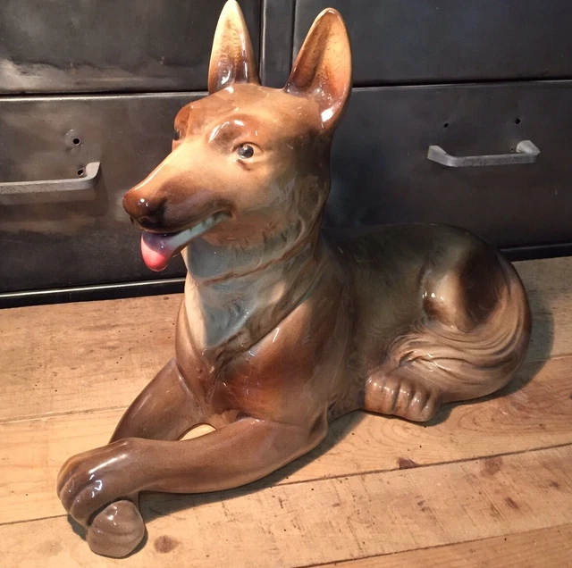 Statuette de chien en faïence de St clément 862 rouge bordeaux Haut.~13cm