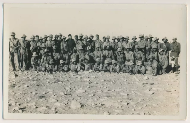 128742, Gruppenfoto italienische Soldaten: DAK Afrikakorps, Tropenhelm Abzeichen