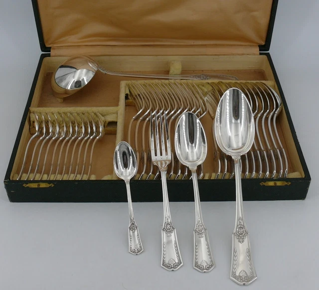 Ménagère de 38 pièces modèle Sans Gêne/Empire, métal argenté, excellent état.