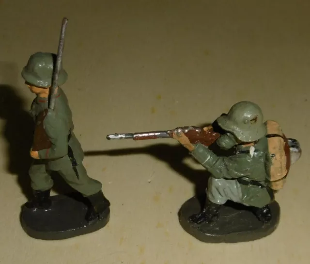 2x figur soldat alt gewehr gas maske stahlhelm elastolin germany masse spielzeug