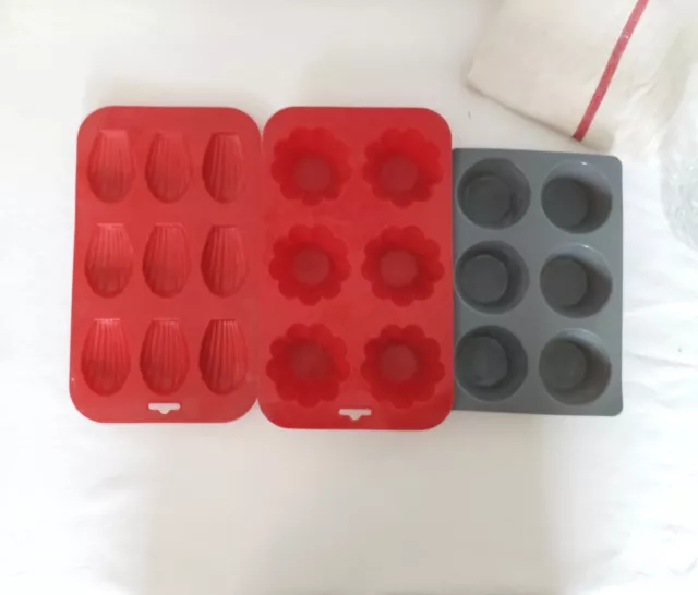 Lot de 3 moules en silicone pour  gâteaux . Moules pour cakes et madeleines .