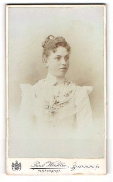 Fotografie Paul Winkler, Altenburg /S.-A., Junge Dame im weißen Kleid