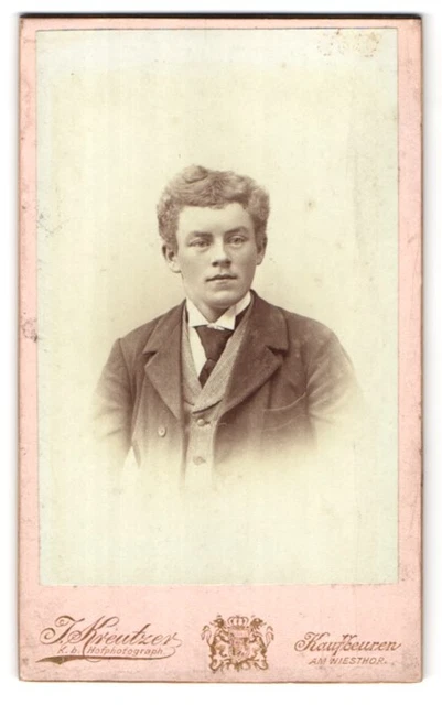 Fotografie J. Kreutzer, Kaufbeuren, Am Wiestor, Portrait junger Mann in modisch