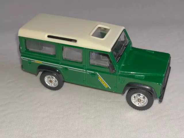 Land Rover Defender     - Solido 1/43