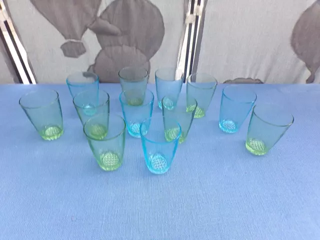série de 12 anciens verres  apéritif Art Déco en couleur