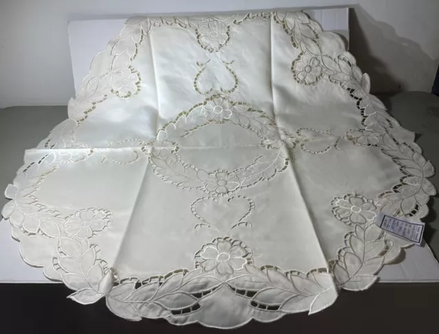 New Hand made vintage 45" round Lace crochet Embroidery Tablecloth in eggshell