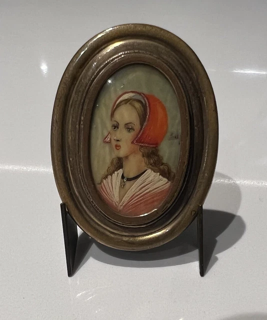 Broche Vintage Miniature Peinte Signée D'une Duchesse - Ornée D'une Petite Peinture, Plaquée Or, Occasion