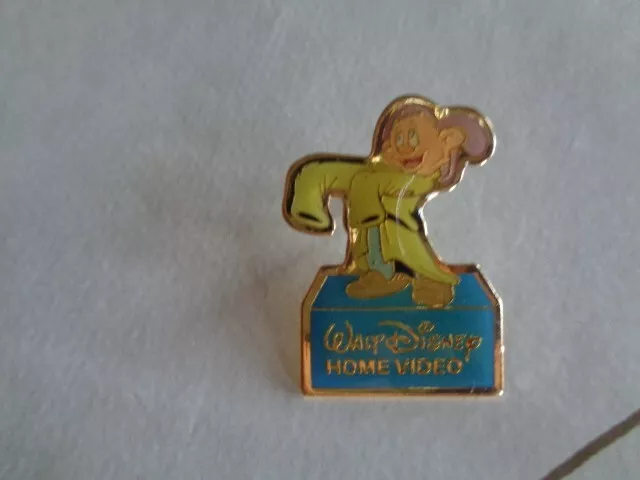 Disney Snow White & the 7 Dwarfs Dopey Home Video issued metal lapel pin