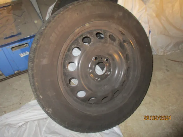 4 roues équipées pneus neige Michelin Alpin 205/60/ R16 (jantes tôle 16 pouces)