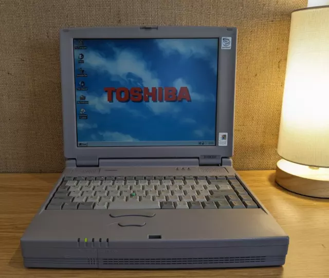 Toshiba Satellite 310CDT, 16MB, 12.1" TFT, P1 200MHz MMX, USB, CD, Floppy, Retro