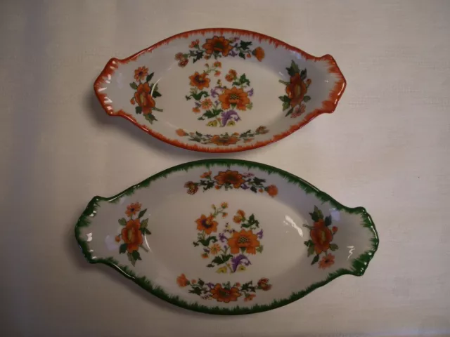 Lot de 2 petits plats de service anciens passant au four très décorés