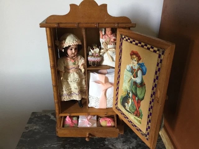 Ancienne Poupée En Porcelaine , Verlingue Dans Armoire Avec Trousseau