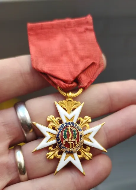Présentoir en plexiglas pour 5 médailles et décorations militaires