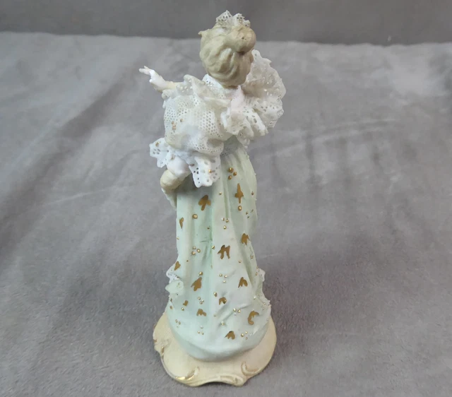 ELEGANTE en biscuit polychrome. Ancien. 7