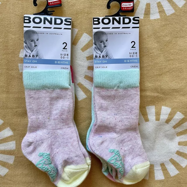 BNWT Bonds baby stay on crew socks with grip sole. Size 00-1/0-6 months.
