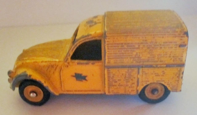 b>DINKY</b> <b>TOYS</b> <b>24T</b> / 535 - <b>Citroën</b> 2CV avec <b>un</b> seul <b>feu</b> arrière