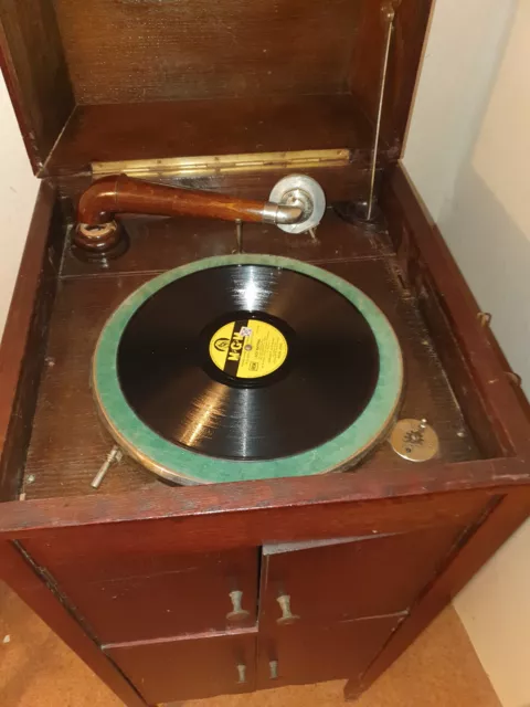 Altes Grammophon mit diversen Schelllackplatten 2