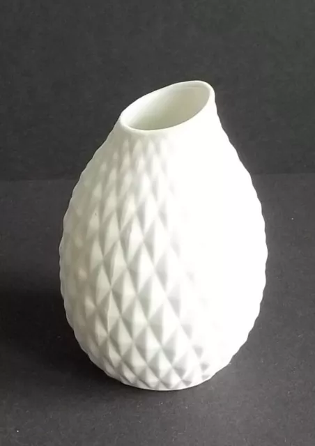 Kleine Biskuitporzellan-Vase Honeycomb Rautenmotiv  wohl 1950/60er Jahre 3