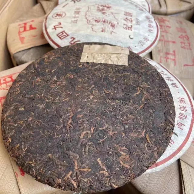 Yunnan Pu'er Tee Gekochter Tee Kuchen 1999 Banzhang Gedenkkuchen 357G