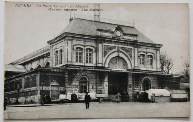 cpa NEVERS La Place Carnot Le Marché