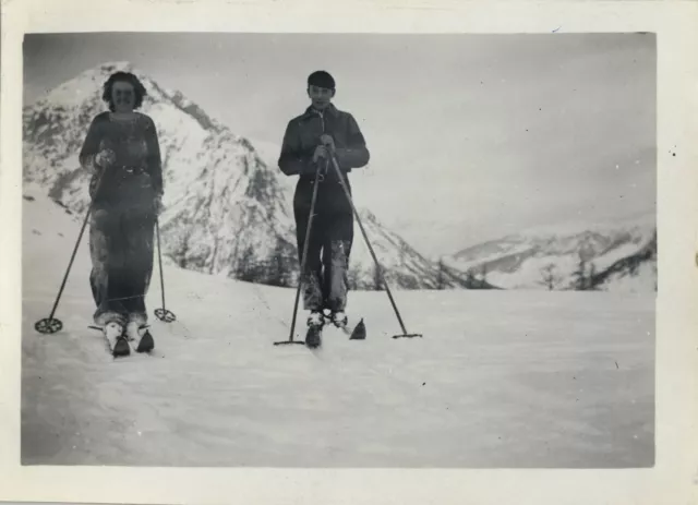 Photo Ancienne - Vintage Snapshot - Sport Ski Couple Montagne - Mountain Skiing
