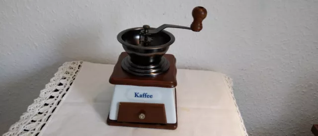 Alte Kaffeemühle. Porzellan/Keramik, Holz. Vintage. Deko Küche.