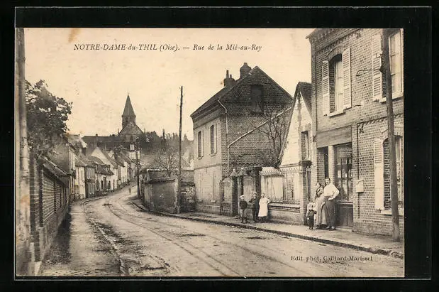 CPA Notre-Dame-du-Thil, Rue de la Mié-au-Roy, vue de la rue