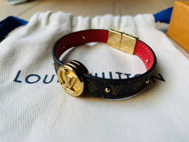 Shop Louis Vuitton MONOGRAM Lv circle reversible bracelet (M6268E, M6268F,  M6173E, M6173F) by TAKASho