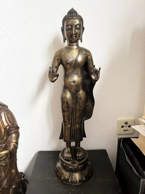 Wunderschöner stehender Buddha mit Kanara Mudra. Bronze/Messing 55cm