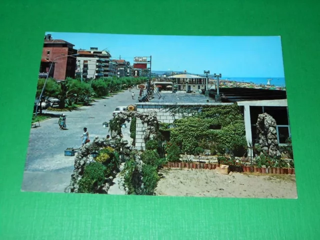 Cartolina Pescara - Lungomare e spiaggia 1975