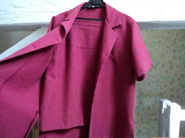 Ensemble jupe et veste manches courtes T44-Marque Mikava-couleur framboise