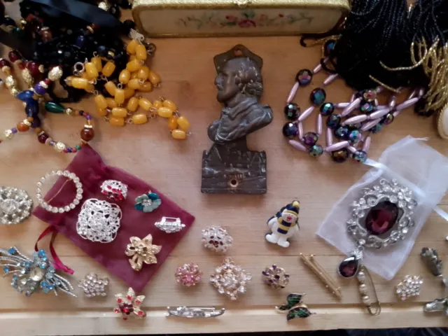 vintage mixed job lot curios collectables Brooches Necklaces And More (34)
