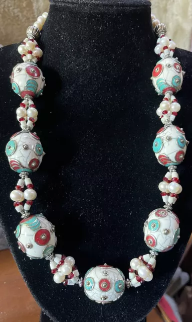 Collier grosses perles blanches sertie turquoise et corail et perles de Culture