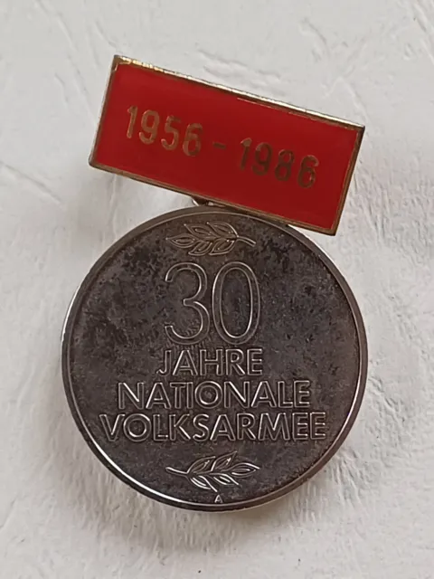 Medaille 30 Jahre Nationale Volksarmee, mit emaillierter Spange 1956-1986